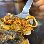 Hiroshima Fuu Okonomiyaki Yuuka - 麺は軟らかめ、キャベツの優しい甘みが拡がります。
                        豚バラ肉はカリッと焼かれ食感と旨みのアクセントになっています。
                        たっぷり掛けられたゆうかオリジナルブレンドソースは少し酸味を含む甘口です。