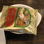 Komedako Hiten - この地方独特、ドリンクには必ず豆菓子が付いてくる。