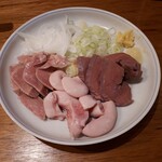 ヤマネ肉店 - 肉刺し３点盛り１１００円