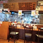 愛と勇気と炎の拉麺屋たいらん - 店内　カウンター席と厨房