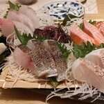 まいもんや かっぱ - 料理写真:刺身盛合せで真鯛、イサキ炙り、白バイ貝、琴浦グランサーモン、ヒラマサ