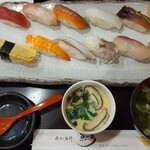 魚いち - 特盛にぎり(12貫) 1100円、味噌汁と茶碗蒸しが付きます