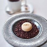 FARO - サンドされているのは豆乳で仕上げたアールグレイのクリームとさくらんぼのコンポート。最後まで美味しさの余韻に包まれました。