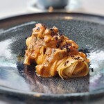 FARO - 炭火焼きにした鰹がソースの中に。ブラックオリーブのパウダーが飾られています。