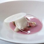 FARO - 中のアイスはアーモンドにミントの香りを付けた爽やかなアイス。下に桃のコンポートが敷かれ、上には吉野葛のゼリー、美しく仕立てられた飴細工が飾られています。