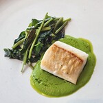 FARO - ハラペーニョとレモングラスでアクセントを付けた九条ネギのソースが敷かれています。添えられているのはガーリックオイルでソテーした空芯菜。