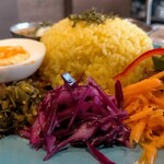 えりふじ - 付け合わせとライス（大盛り）3種合いがけなのでごはん大盛りでちょうどよかった。