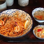 タイ屋台居酒屋 ヤムヤム 門前仲町店 - タイ屋台居酒屋 ヤムヤム ランチ パッタイ 税込930円 ミニ生春巻きではなくサラダが付きます