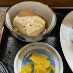 とんかつ 食べ処 なか川 - 定食には小鉢もセットになってました、この日は煮込み豆腐でした。