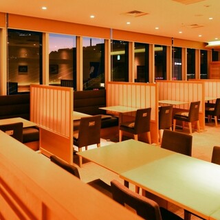 【ホール席】
                                          広々とした落ち着いた店内で、季節のお料理をお楽しみ頂けます。