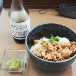 Torisoba Tsutsumi - 鶏丼（トッピングわさび、味調整用のタレ）