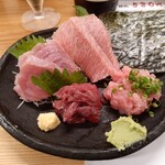 おぐろのまぐろ - 上から時計回りに特上ハラモ、ネギトロ、こめかみ、脳天。