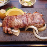 さんのおん - ステーキはレアの状態でタマネギの上に乗って出てきます