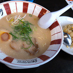 Hakata Menou - 「ラーメン」（580円）＋「半チャーハン」（100円）。丼が可愛らしい・・・。