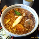 Choujuan - たぬきそば（500円）。手打ちのやや幅広な蕎麦が、丼にぎっしり入っていて、甘みやや強めのコッテリ系。汁を吸ったお麩もなかなかにうまい。蕎麦は柔らかめながら、きしめん的な食感もありこれもなかなかに美味し