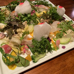 オレンジ - この賑やかで美しいサラダには蓮根や牛蒡、胡桃やゴーヤなど50種以上の野菜が使われている。