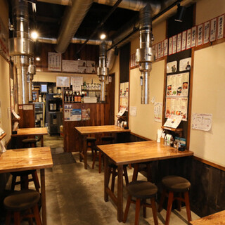 1階テーブル・カウンター、2階お座敷席