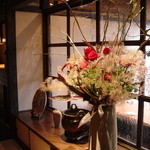 Washoku En - 四季を楽しむ、生花のディスプレー。
