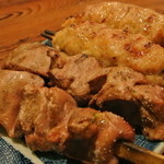 炭火串焼酒楽虎蔵 - 手前　レバ　/　奥　つくね