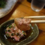 海鮮料理 天海 - かわはぎ 肝醤油を浸けて食べる