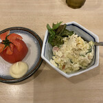 Izakaya Saichan - 冷やしトマトとポテサラ
                        
                        とりあえずおつまみ…カツ丼には野菜はないだろし
