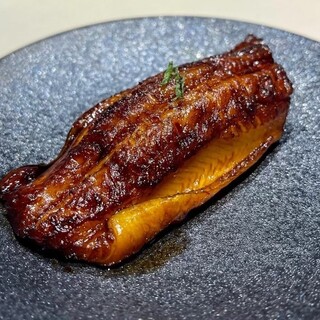 ・一度食べると忘れられない「名物煮穴子」