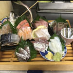 Saketosakana Hanatare - 旬の魚を10種類のせた刺身盛り合わせ！