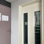 東新宿 サンラサー - 3Fで降りるとこんな感じ　このドアは11時になるまで開けてはいけないと注意書きがあるのでエレベーター前に並びました