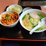 朝鮮飯店 - 【2022.8.24(水)】日替ランチ(並盛・かき玉ラーメン＋豚キムチ丼＋野菜サラダ＋カクテキ＋ドリンク)640円