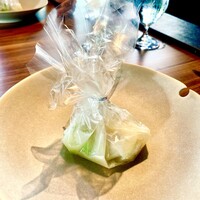 HANARE - 島魚。風味を閉じ込めるためラップして。