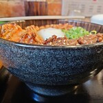 マルハのカルビ丼 - 横からパチリ。