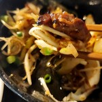 Yakiniku Horumon Suminoya - ネギの辛味もありつつアカとタレ。食感もよくどんどん食べてしまいますね。