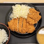 Matsunoya - お皿の右上が小振りな牛カツ2枚です。