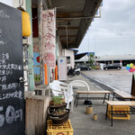 健ちゃん食堂 - 店入り口　ドアがメニュー一覧