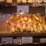 イスズベーカリー - こちらも定番フランス、ミルクフランスが一番すきです