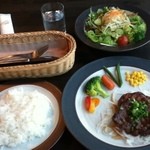 アダージョ - 牛タンのステーキ とサラダ
            