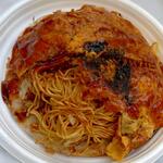 廣島屋 - 広島風お好み焼き(そば) 上から 玉子焼き,そばと具材,生地の三層になっています (2022.08.24)