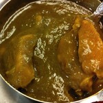 シンドール - ホウレン草ベースのチキンカレー