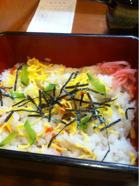 生醤油うどん+ちらし寿司セットを楽しむ』by stardust701 : うどん麦清