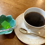 だいにんぐ喫茶 わらく - 緑のゼリーとホットコーヒー。ゼリーは昔駄菓子屋さんで食べた様なあまり味のないゼリーでした。