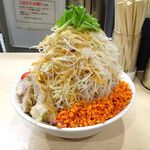 ラーメン 鷹の目 - 冷やし中華（大盛）1,300円（野菜マシマシ、辛揚げ）