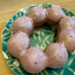 ミスタードーナツ - 料理写真:ポンデストロベリー１５１円。
 
ポンデリングに甘酸っぱい、いちごミルク風味のチョコがコーティングしてあります。