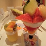 フォーシーズンズカフェ - マンゴープリン　夏果実のアソートパフェ