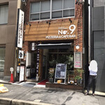 No.9 byセコンダ バンビーナ - 店頭で、どこかのリーマン兄ちゃんが電話をしている。この辺りでよく見かける光景。