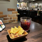 Cafe＆Bar SUIREN - 赤のサングリアとお通し。美味し。