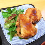 Kushiyaki Damon De - 手作り感のあるポテトコロッケ、茄子とベーコンのはさみ揚げ。揚げ物とのセットで、ボリューム満点