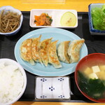 Kushiyaki Damon De - ギョーザ定食（￥800）。きんぴらごぼう・ツナと人参の和え物・カブの甘酢漬と、小鉢も充実
