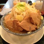 ジャンキーモンキーJr. - 肉ましサカナ 880円 (野菜・背脂マシ : 無料) (2013.4.2)