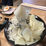 飛騨高山ラーメン もん吉 本店 - ひもかわつけ麺麺リフト