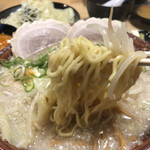 ラーメン もん吉 本店 - 醤油らーめん背脂2麺リフト